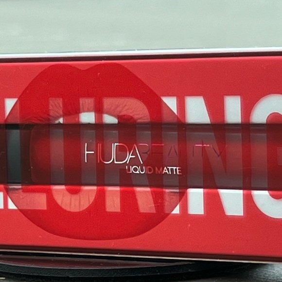 ALLURING HUDA BEAUTY Liquid Matte Lipstick - Picture 4 of 9